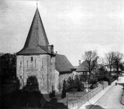 Nikolaikirche mit Kirchfriedhof um 1925