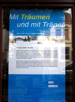 Titelplakat im Schaufenster der Geschichtswerkstatt Gröpelingen