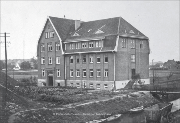 Lokführer-Übernachtungsheim 1913 - vom Bahndamm aus gesehen. Rechts die Fläche bis zu den kleinen Höfen in der Klitzenburg ist noch Acker- und Weideland.